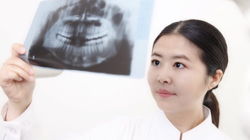 烤瓷牙崩瓷怎么办？紧急应对指南**